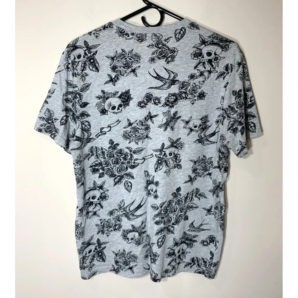 Guess Graphic T-Shirt Mens Medium Gray Skull Roses V-Neck - Picture 3 of 9